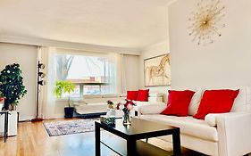 Sunny House - Main Floor, Free Parking, In Toronto