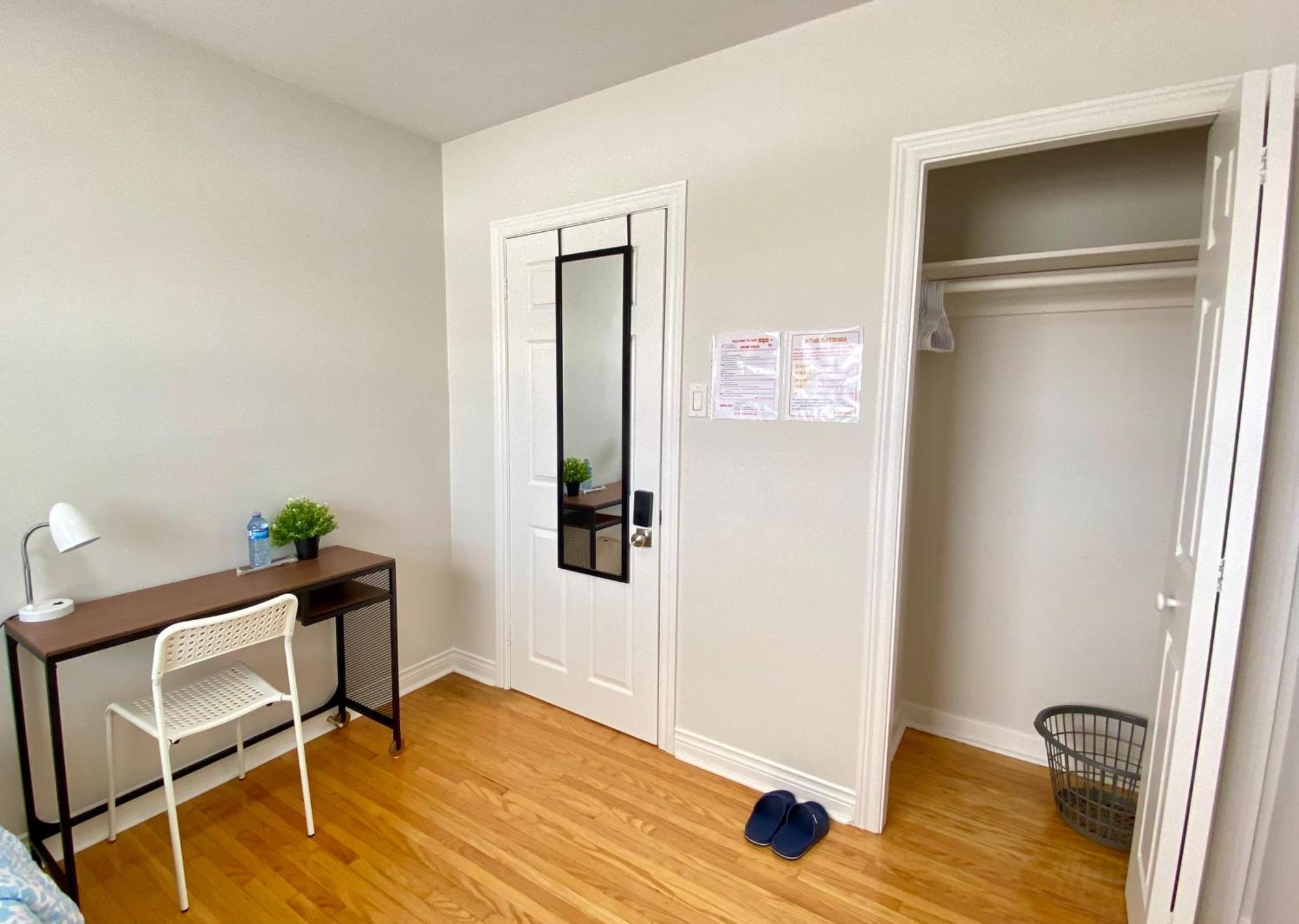 Sunny House - Main Floor, Free Parking, In Toronto Hotel Room photo